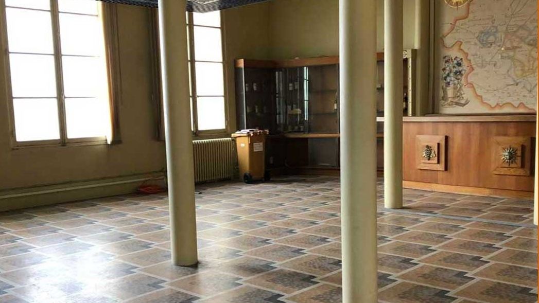 Pièce ancienne avant travaux, sol carrelé et menuiseries d'origine