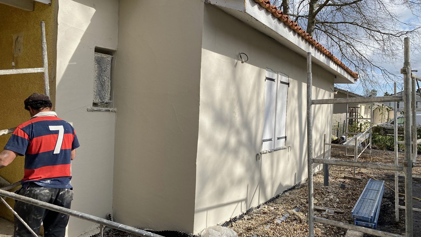 Façade de maison en cours de travaux d'isolation par l'extérieur