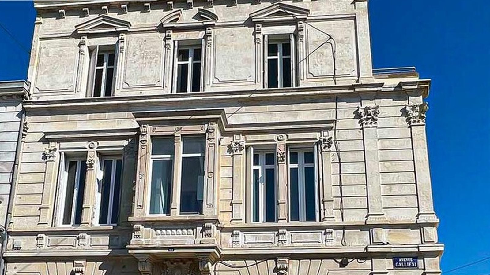 Façade d'immeuble ancien en pierre de taille restaurée