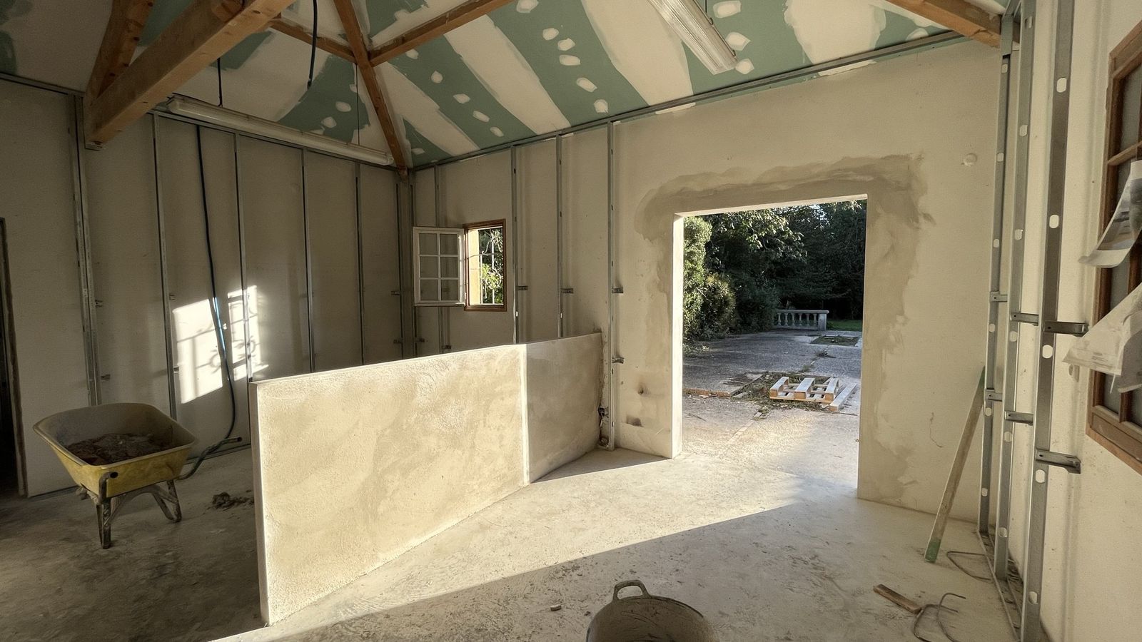 Extension en construction avec ossature et charpente en bois